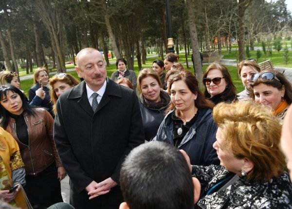 Prezident və xanımı parkda sakinlərlə bir arada - FOTOLAR Prezident və xanımı parkda sakinlərlə bir arada - FOTOLAR