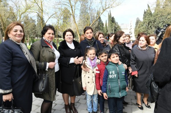 Prezident və xanımı parkda sakinlərlə bir arada - FOTOLAR Prezident və xanımı parkda sakinlərlə bir arada - FOTOLAR