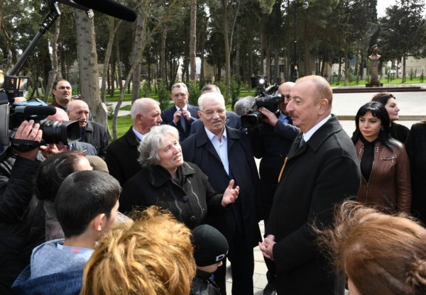 Prezident və xanımı parkda sakinlərlə bir arada - FOTOLAR Prezident və xanımı parkda sakinlərlə bir arada - FOTOLAR