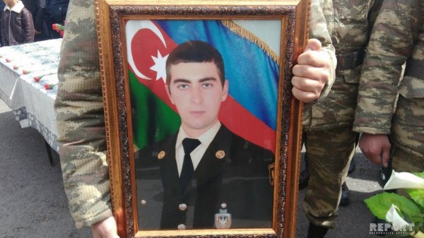 Qar uçqununa düşən hərbçi dəfn olunur -FOTO