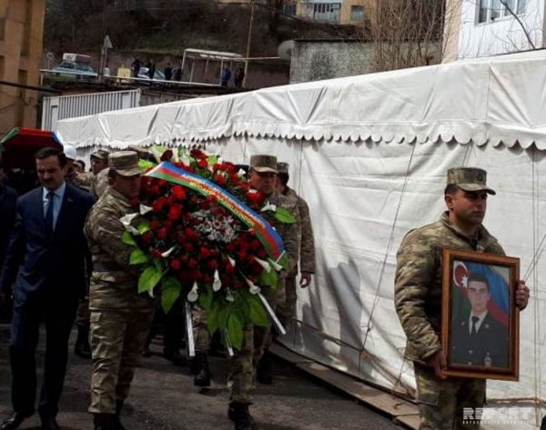 Qar uçqununa düşən hərbçi dəfn olunur -FOTO