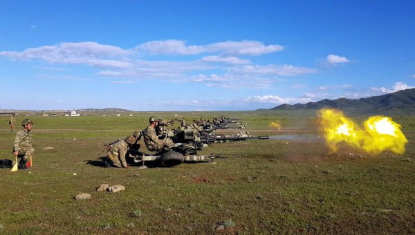 Müdafiə naziri döyüş atışlı təlim məşqlərini izlədi