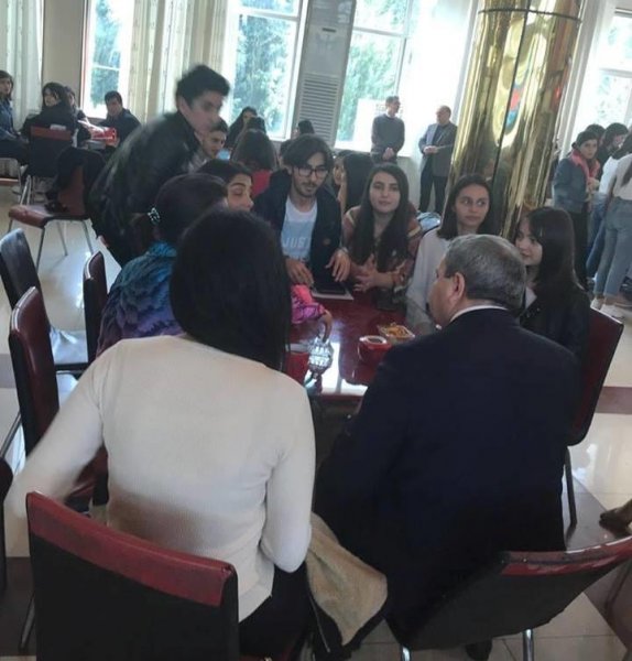 Rektor yenə təəccübləndirdi: bufetdə, qırıq stulda... - Foto