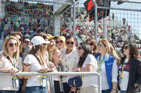 Prezident və birinci xanım Formula 1 tamaşaçıları ilə selfi çəkdirib - FOTOLAR