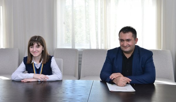 Təhsil naziri ən gənc olimpiada qalibi ilə görüşüb