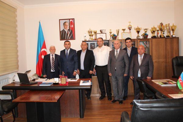 Sumqayıtın idarə rəisi baş məşqçini təltif etdi -FOTO