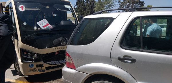 Sumqayıtda marşrut avtobusu qəzaya uğradı: xəsarət alanlar var - VİDEO (FOTO)