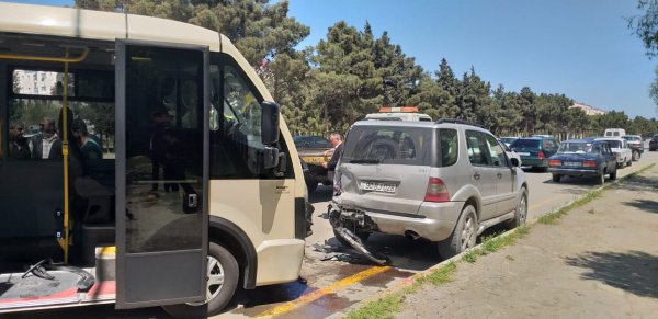 Sumqayıtda marşrut avtobusu qəzaya uğradı: xəsarət alanlar var - VİDEO (FOTO)