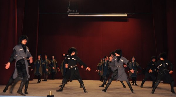 Abşeronda “Alovlu Qafqaz” III Uşaq–Gənclərin Folklor Rəqs və Yaradıcılıq Festivalı keçirilib Abşeronda “Alovlu Qafqaz” III Uşaq–Gənclərin Folklor Rəqs və Yaradıcılıq Festivalı keçirilib