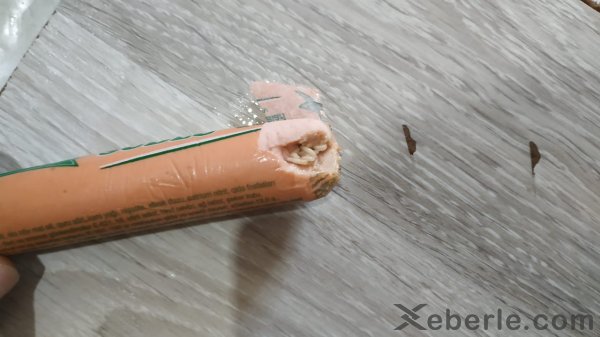 Sumqayıtda marketdən alınan sosiskanın içindən görün nə çıxdı - VİDEO (FOTO)