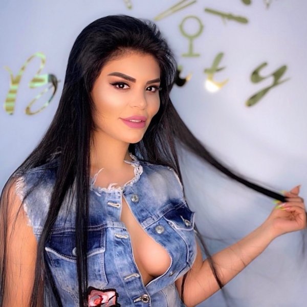 Afaq Aslan yeni görüntüsü ilə diqqət çəkdi - FOTO Afaq Aslan yeni görüntüsü ilə diqqət çəkdi - FOTO