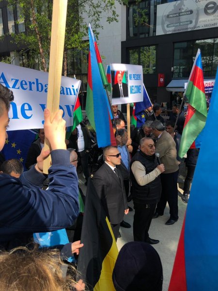 Brüsseldə İlham Əliyevə dəstək aksiyası keçirildi - FOTOLAR Brüsseldə İlham Əliyevə dəstək aksiyası keçirildi - FOTOLAR