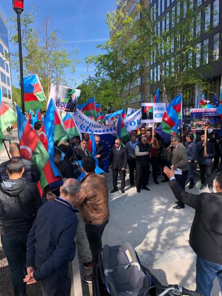 Brüsseldə İlham Əliyevə dəstək aksiyası keçirildi - FOTOLAR Brüsseldə İlham Əliyevə dəstək aksiyası keçirildi - FOTOLAR