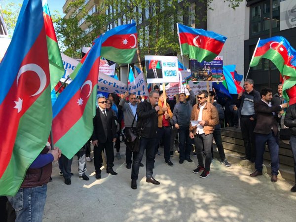 Brüsseldə İlham Əliyevə dəstək aksiyası keçirildi - FOTOLAR Brüsseldə İlham Əliyevə dəstək aksiyası keçirildi - FOTOLAR