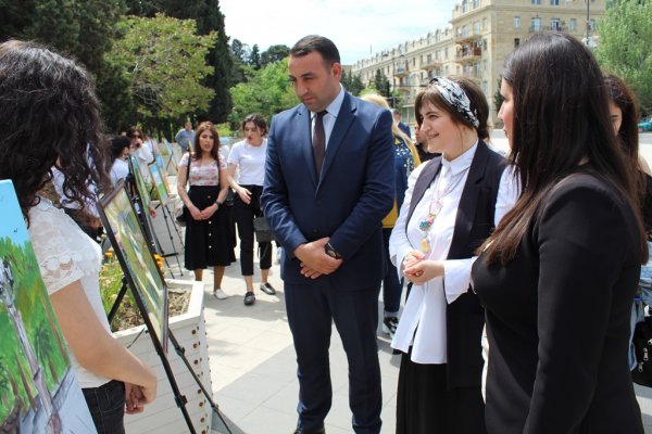 Sumqayıtlı rəssamların şəhər parkında sərgisi açılıb -FOTO