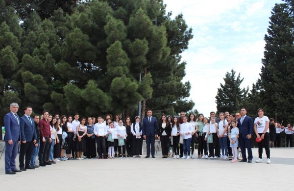 Sumqayıtlı rəssamların şəhər parkında sərgisi açılıb -FOTO