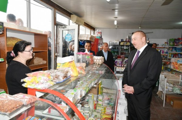 Prezident marketə girib, qiymətlərlə maraqlandı - FOTOLAR