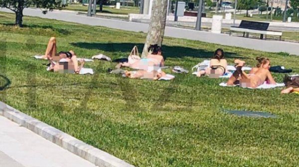Bulvarda qızlar "kupalnik"də günəşləndilər - FOTO