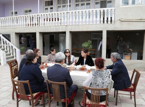 Mehriban Əliyeva onu qonaq çağıran sakinin evində - FOTOLAR