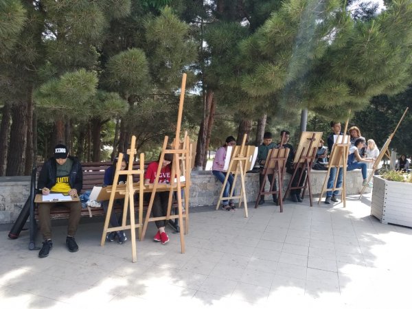 Sumqayıt Dövlət Rəsm Qalereyası “Nəsimi ili” çərçivəsində “İki cahan” adlı plener-müsabiqə keçirib - FOTO