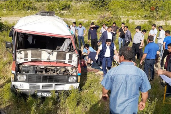 Tələbələrin olduğu mikroavtobus qəzaya düşdü:  2 nəfər ölüb, 22 nəfər xəsarət alıb - FOTO