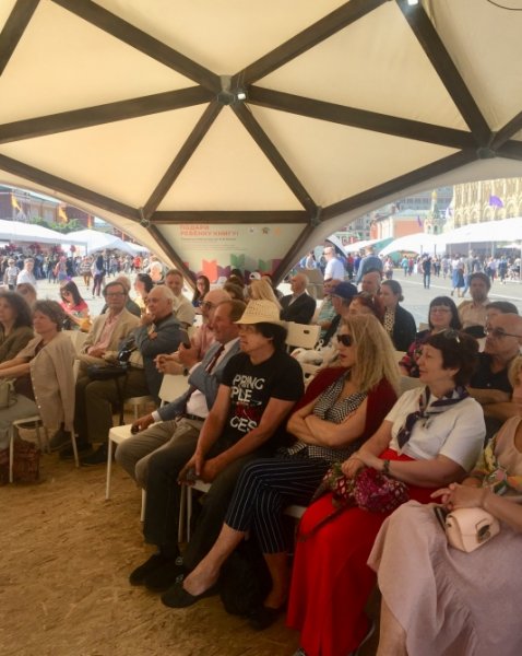 Yazıçımızın kitabı Qızıl meydanda təqdim olunub -FOTO