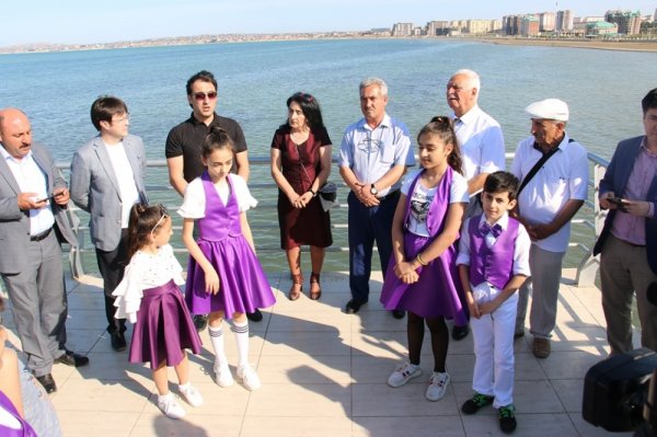 Sumqayıtda dənizə qərənfillər atıldı- FOTO