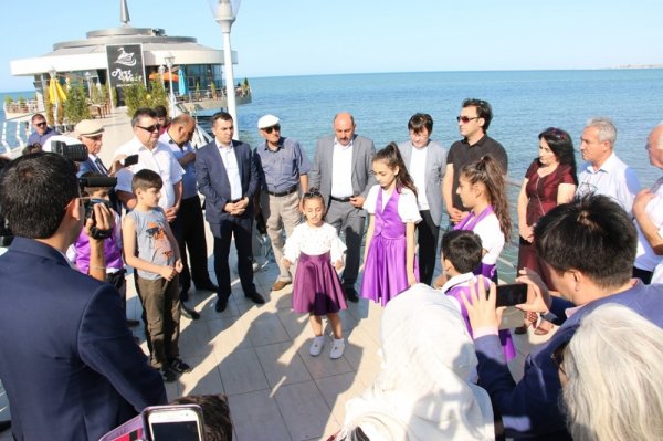 Sumqayıtda dənizə qərənfillər atıldı- FOTO