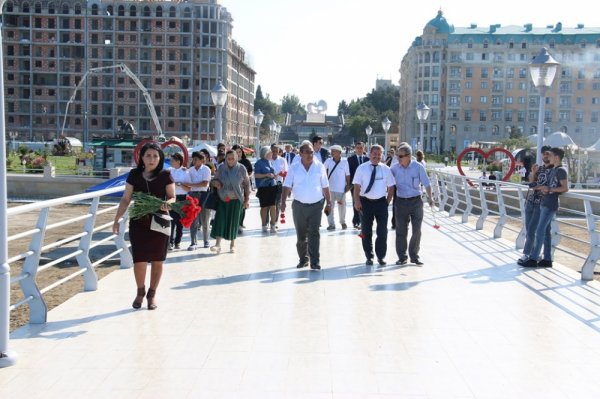 Sumqayıtda dənizə qərənfillər atıldı- FOTO