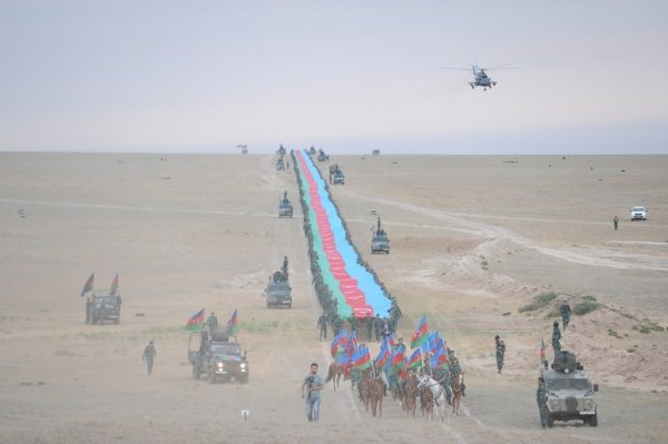 Azərbaycanda 5 km 100 m uzunluqda dövlət bayrağı hazırlanıb