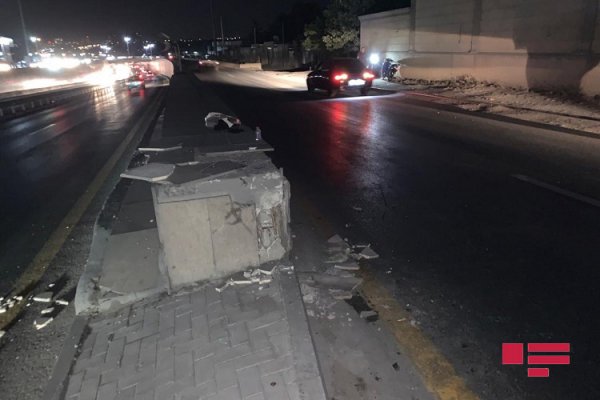 Sumqayıt yolunda moped daş arakəsməyə çırpıldı: ölən və xəsarət alan var - FOTO 