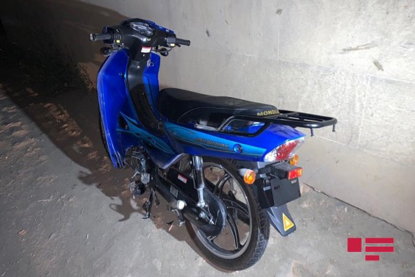 Sumqayıt yolunda moped daş arakəsməyə çırpıldı: ölən və xəsarət alan var - FOTO 