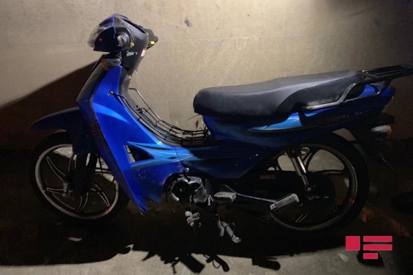 Sumqayıt yolunda moped daş arakəsməyə çırpıldı: ölən və xəsarət alan var - FOTO 