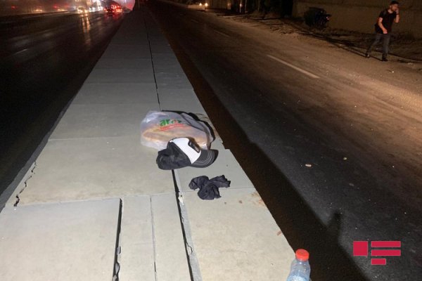 Sumqayıt yolunda moped daş arakəsməyə çırpıldı: ölən və xəsarət alan var - FOTO 