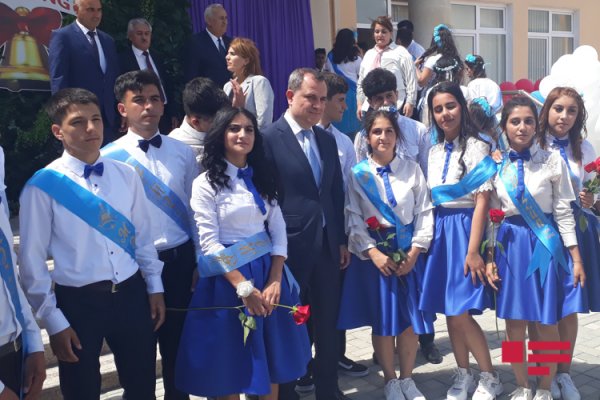 Nazir Sumqayıtdakı məcburi köçkün məktəbində keçirilən “Son zəng” tədbirinə qatılıb