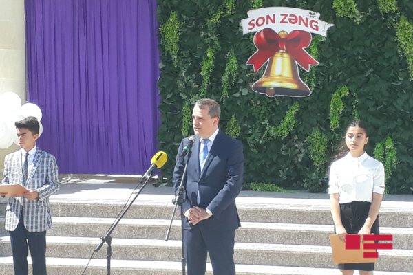 Nazir Sumqayıtdakı məcburi köçkün məktəbində keçirilən “Son zəng” tədbirinə qatılıb