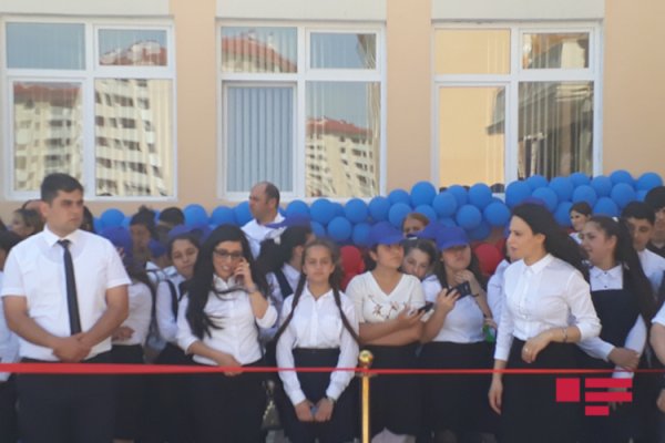Nazir Sumqayıtdakı məcburi köçkün məktəbində keçirilən “Son zəng” tədbirinə qatılıb