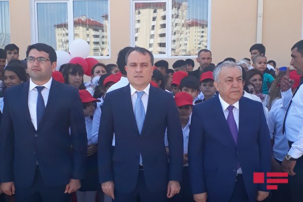 Nazir Sumqayıtdakı məcburi köçkün məktəbində keçirilən “Son zəng” tədbirinə qatılıb