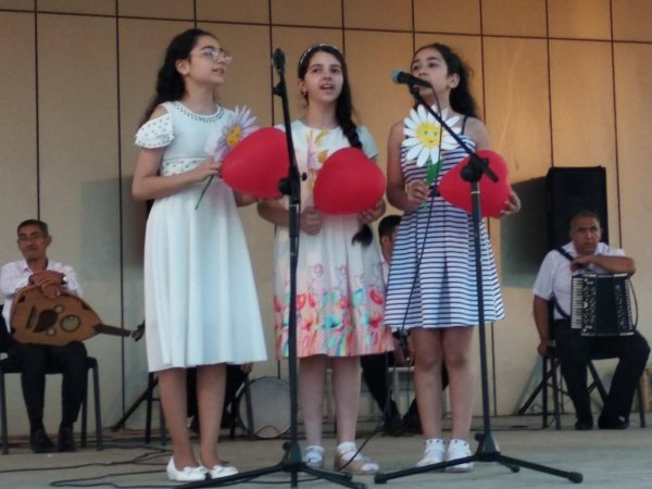 Sumqayıt bulvarında musiqi məktəblərinin kollektivləri konsert proqramı ilə çıxış ediblər - FOTOLAR