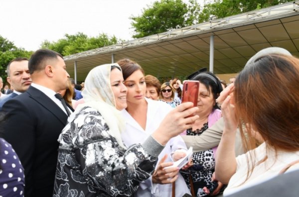 Mehriban Əliyeva əsgər anaları ilə selfi çəkdirdi - FOTOLAR