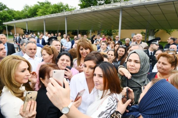 Mehriban Əliyeva əsgər anaları ilə selfi çəkdirdi - FOTOLAR