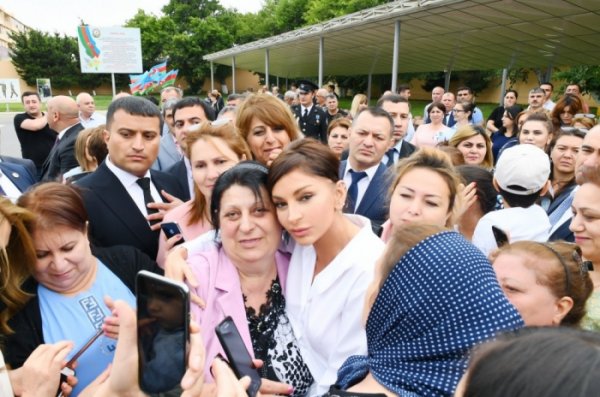 Mehriban Əliyeva əsgər anaları ilə selfi çəkdirdi - FOTOLAR