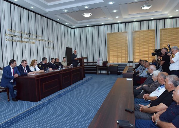 Zakir Fərəcov  polislərə fəxri fərman və pul mükafatı verdi -FOTOLAR