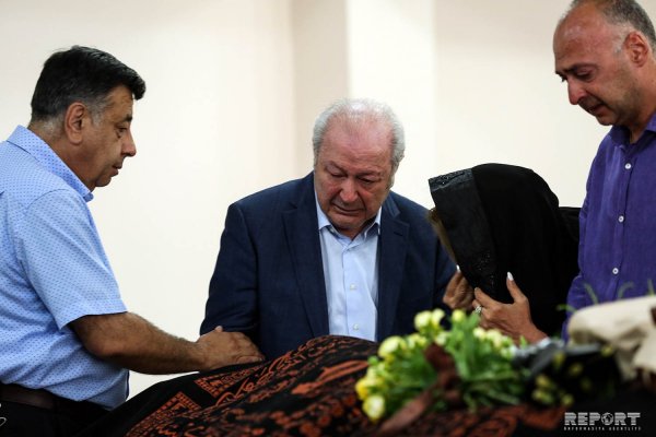 Ayaz Mütəllibov xanımı ilə belə vidalaşdı - FOTOLAR