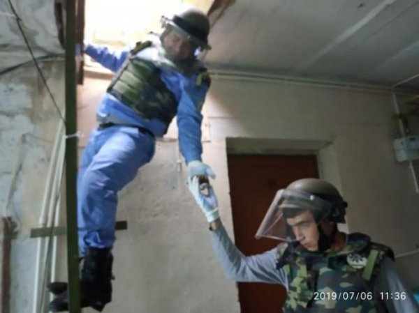 Sumqayıtda yaşayış binasının damında qumbara və partlayıcı tapıldı - FOTO