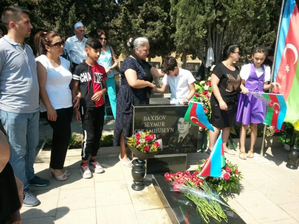 Sumqayıtda aprel şəhidlərinin xatirəsi anılıb - FOTOLAR