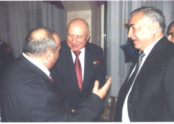 Ulu öndərin Vətəninə və xalqına olan böyük məhəbbətinin bizlərə məlum olmayan, gizli qalmış təzahürləri Ulu öndərin Vətəninə və xalqına olan böyük məhəbbətinin bizlərə məlum olmayan, gizli qalmış təzahürləri