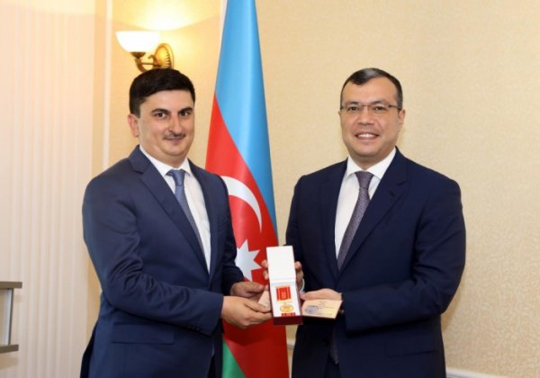 Nazir təltif olunan əməkdaşlara medal təqdim edib