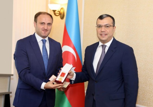 Nazir təltif olunan əməkdaşlara medal təqdim edib