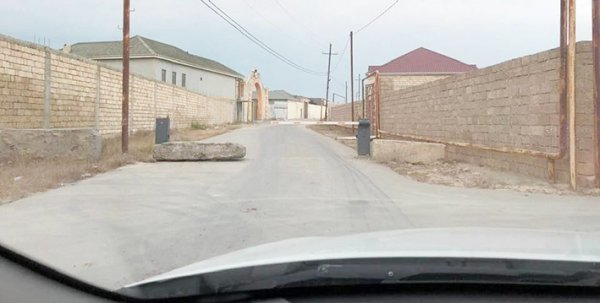 Məmur evinin qabağına şlaqbaum qoydurub yolu kəsdi – FOTO Məmur evinin qabağına şlaqbaum qoydurub yolu kəsdi – FOTO